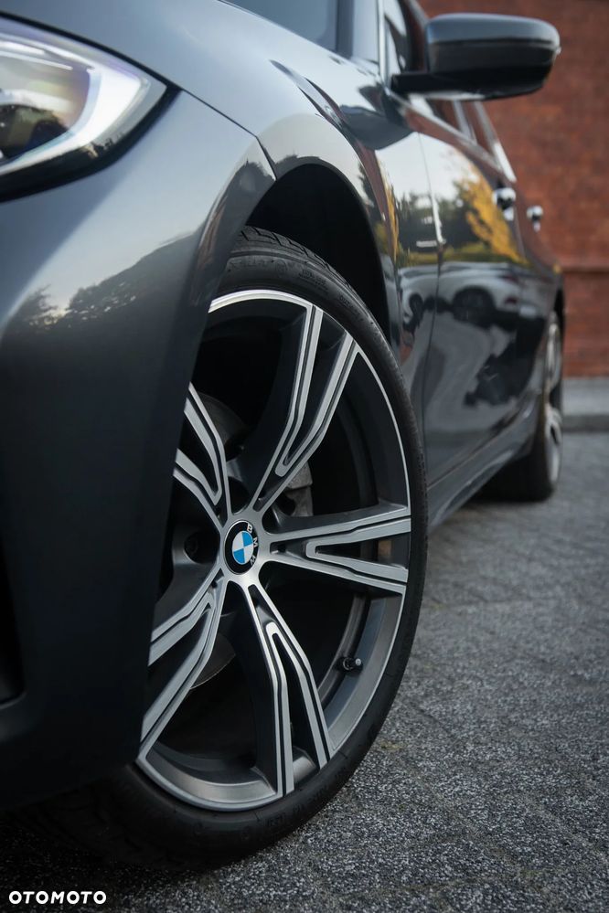 BMW Seria 3 330i xDrive Sport Line - 17