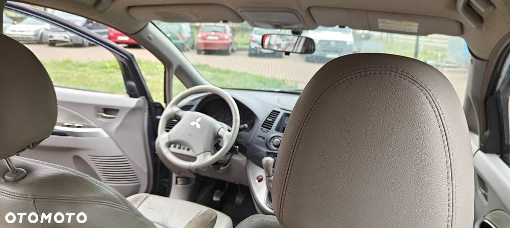 Mitsubishi Grandis 2.4 Intense - 14