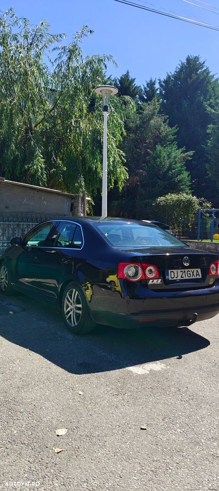 Volkswagen Jetta 2.0 TDI Sportline - 5