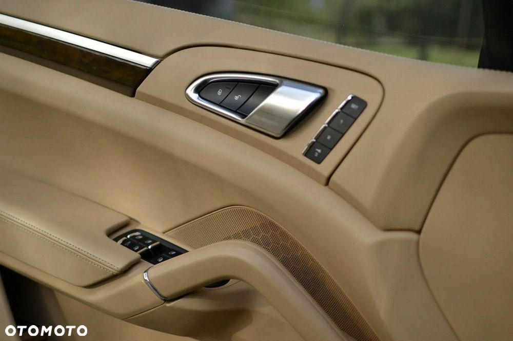 Porsche Cayenne - 40