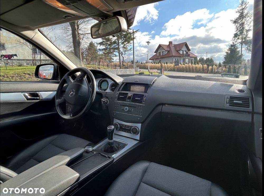 Mercedes-Benz Klasa C 180 CGI BlueEFFICIENCY Avantgarde - 9