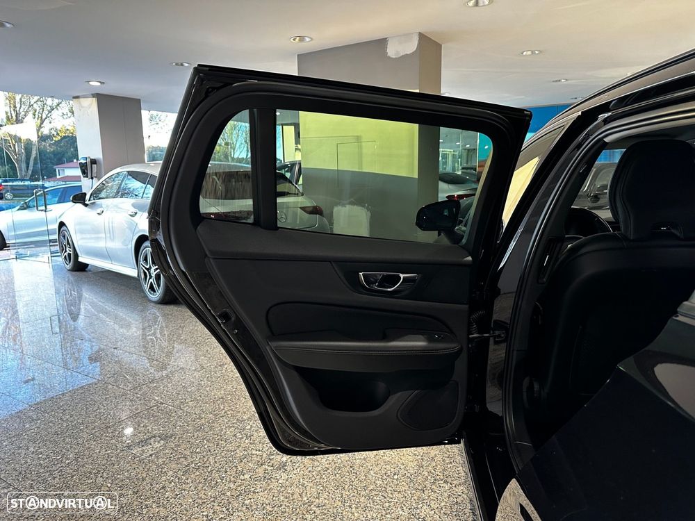 Volvo V60 2.0 D3 Momentum Geartronic - 21