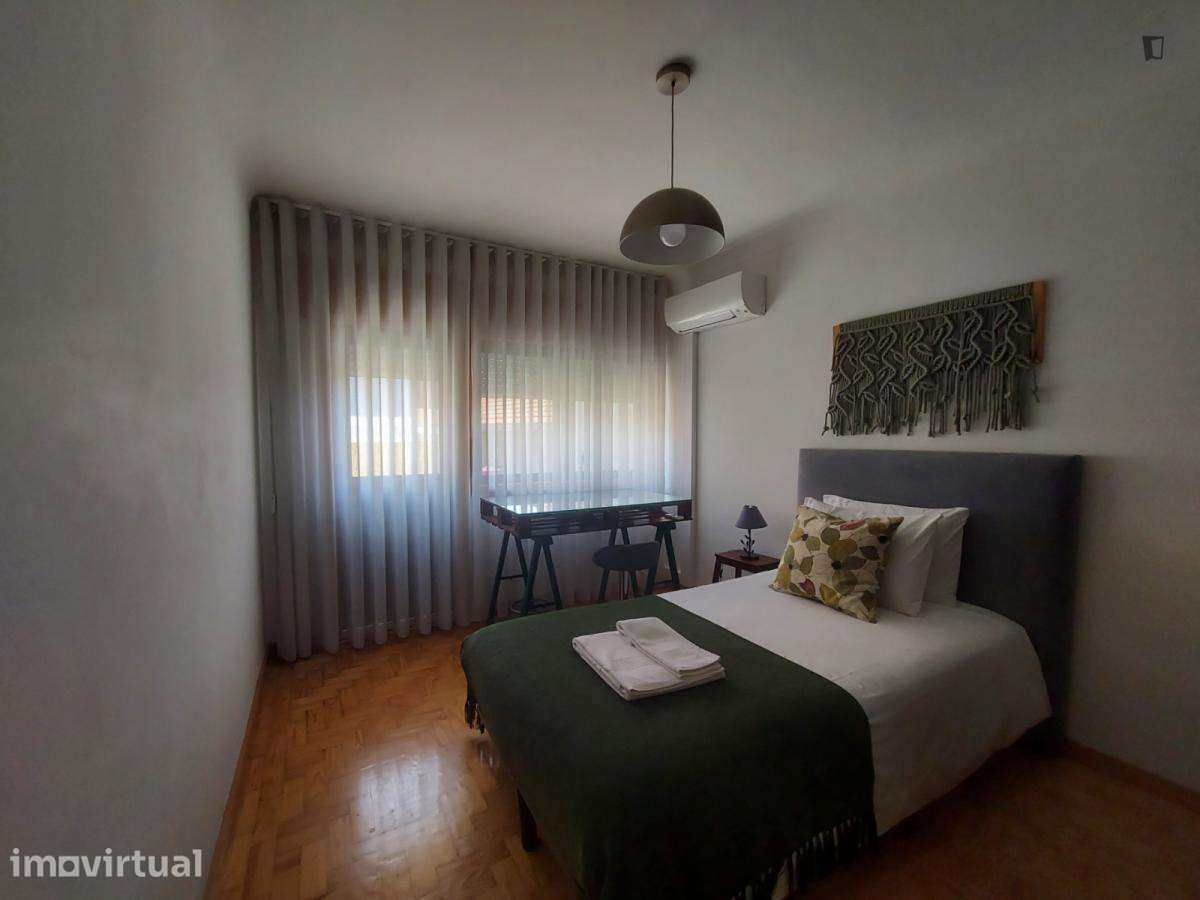 Quarto - localizado em Santa Marinha Porto - Grande imagem: 4/21