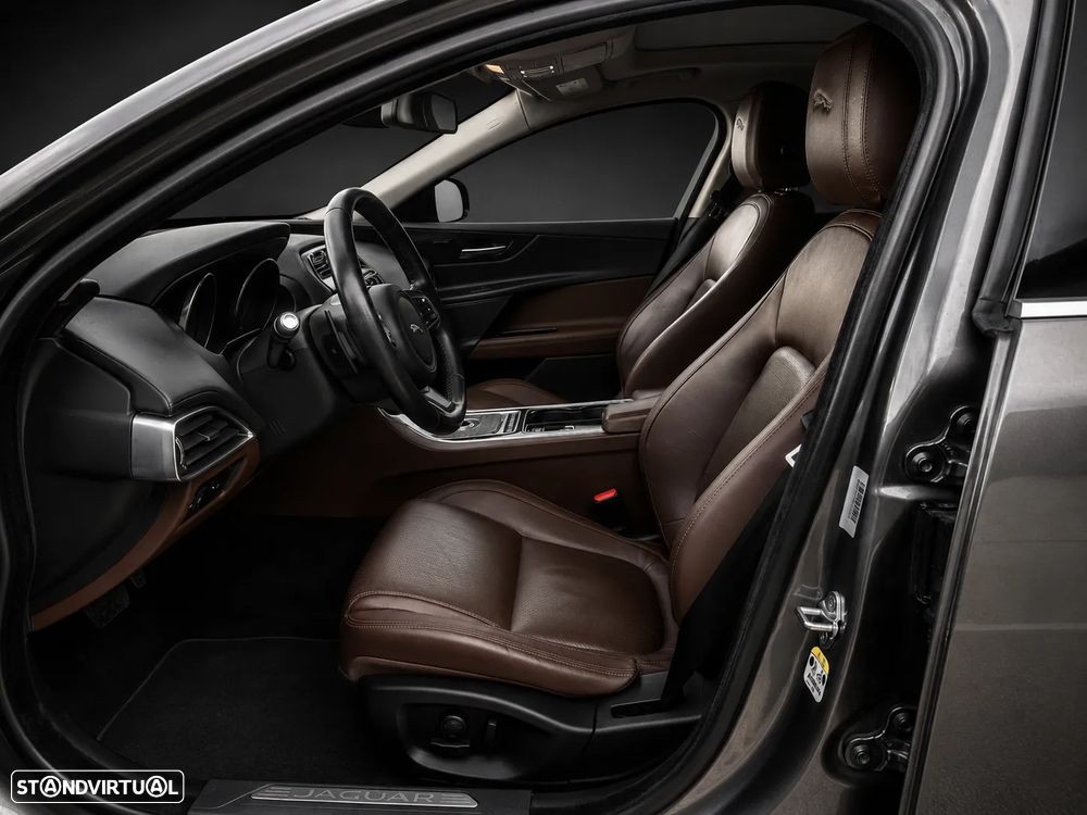 Jaguar XE 20d Aut. Portfolio - 12