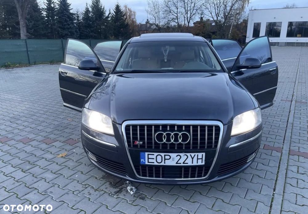 Audi A8 4.2 L Quattro - 1