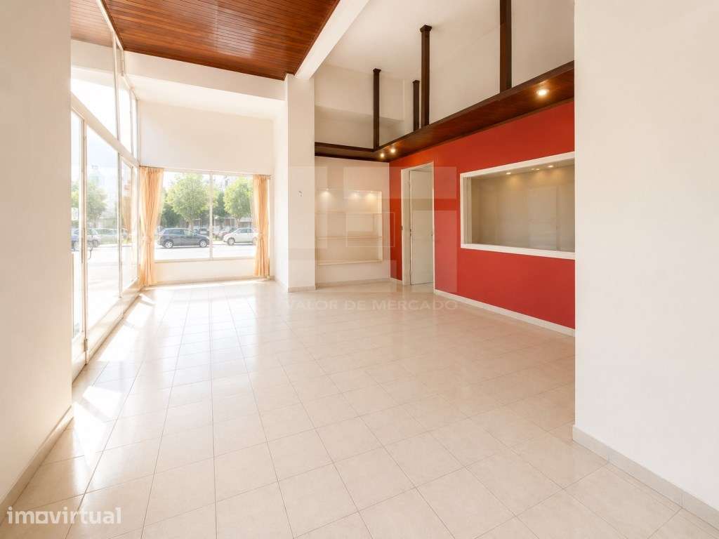Loja em Algés com montra e luz natural, ideal para o seu negócio. - Grande imagem: 4/24