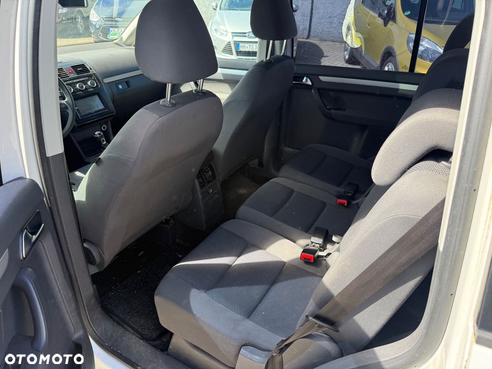 Volkswagen Touran - 12