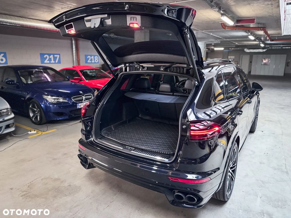 Porsche Cayenne Turbo S - 13