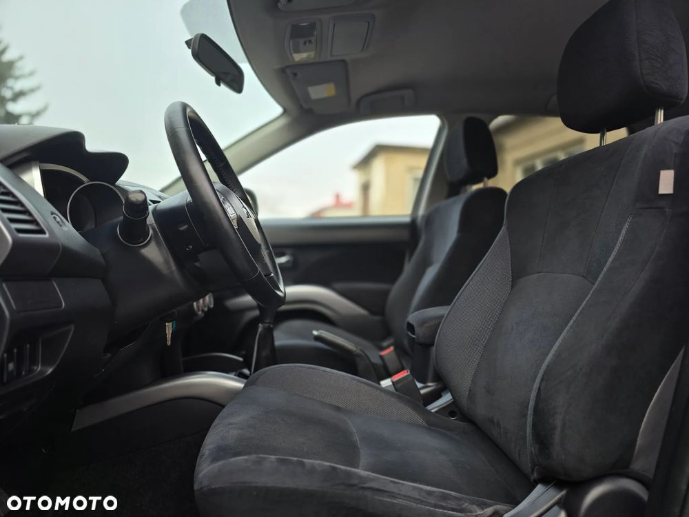 Mitsubishi Outlander - 12