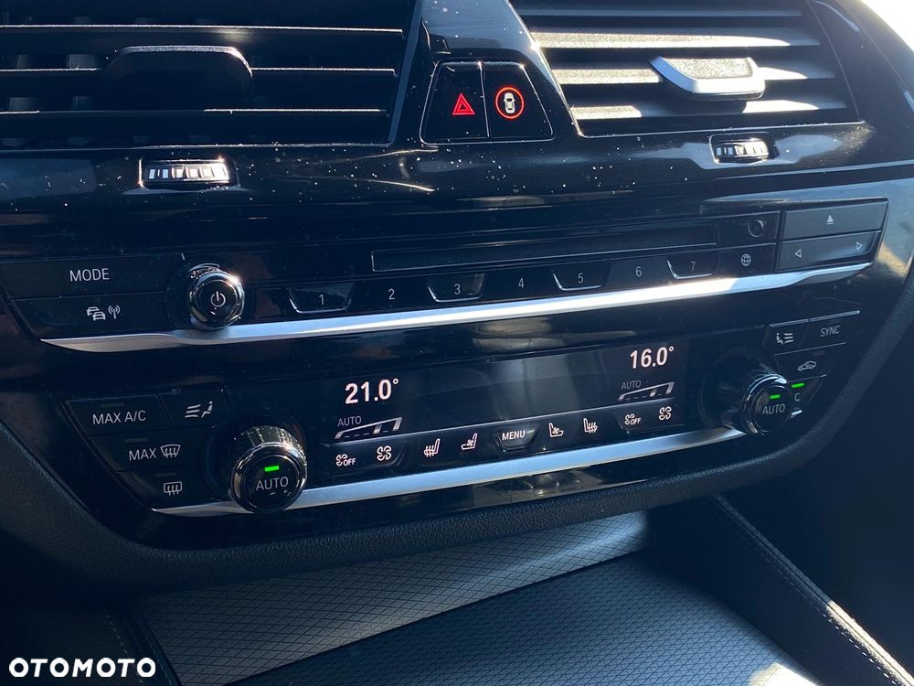 BMW Seria 5 M550i xDrive sport - 34
