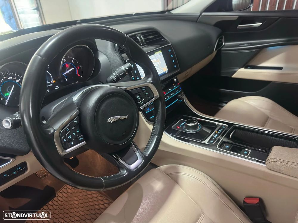 Jaguar XE 2.0 D Prestige Aut. - 2