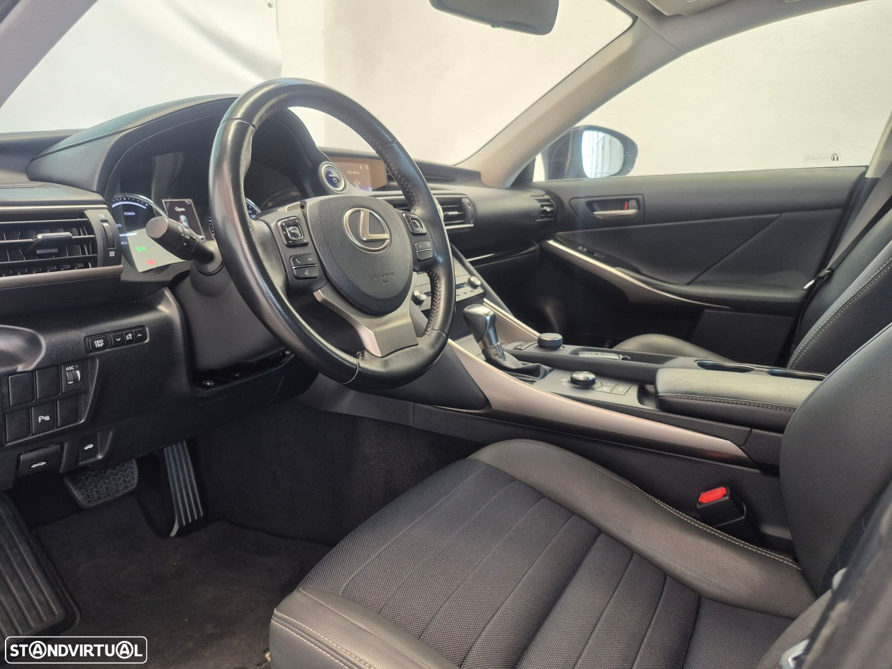 Lexus IS 300H Sport Edition - 12
