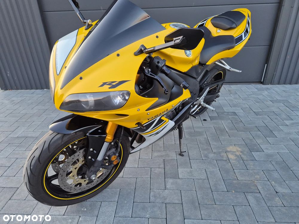 Yamaha R1 - 25