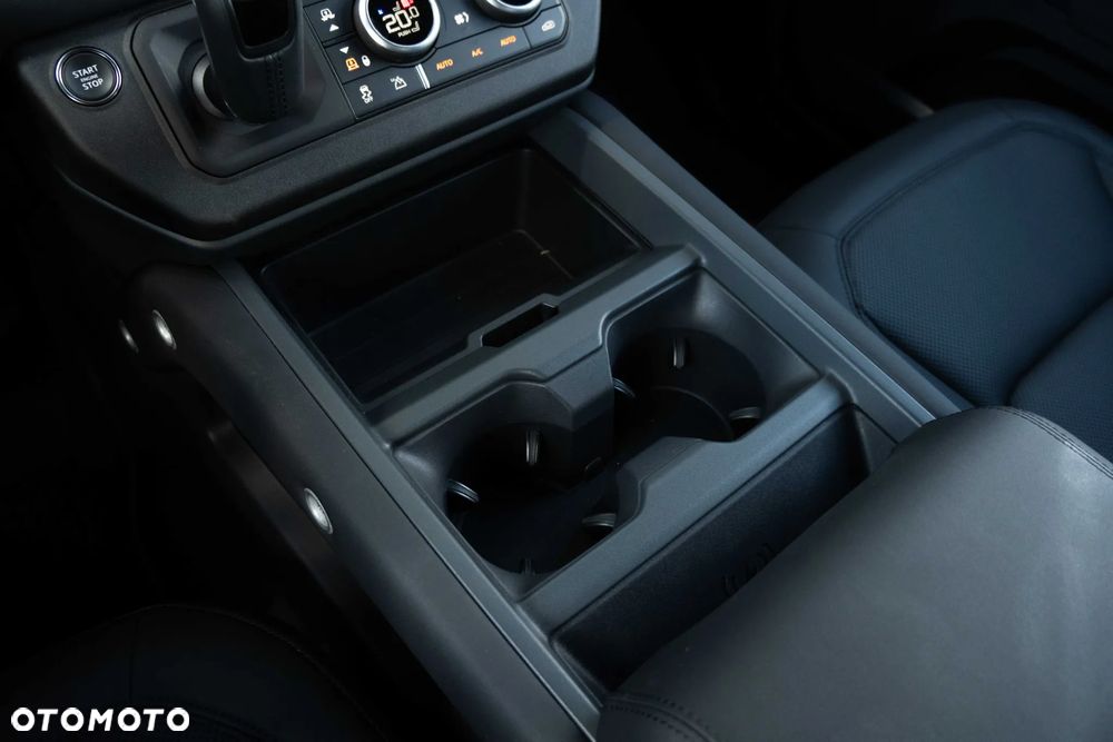 Land Rover Defender 90 D250 X-Dynamic SE - 29