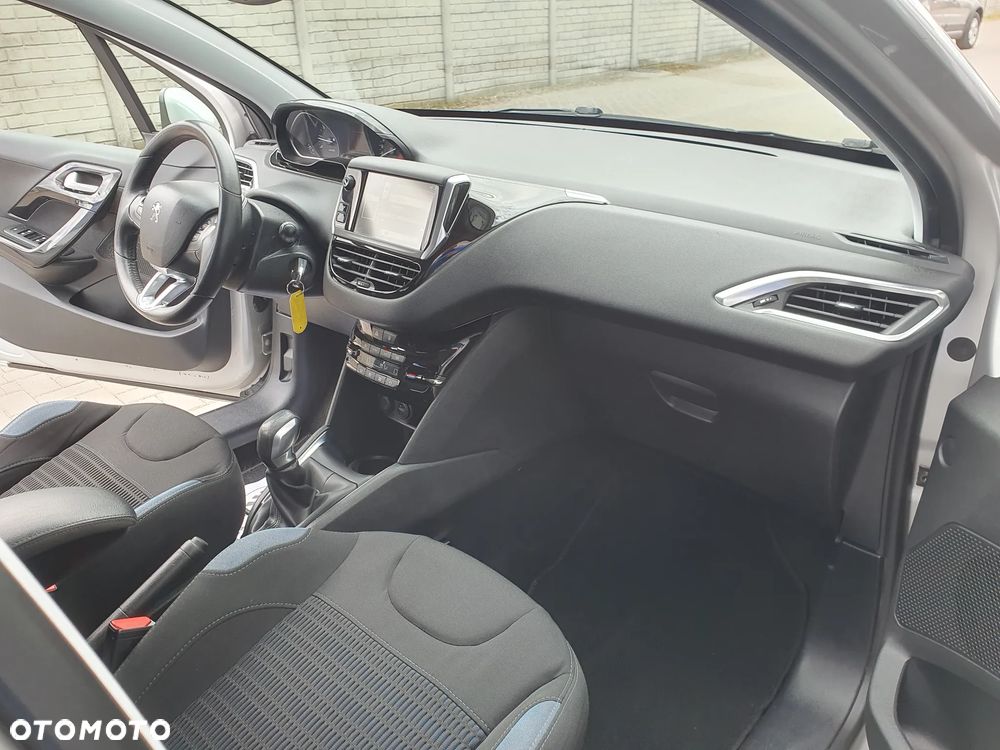 Peugeot 208 - 32