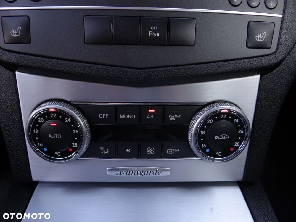 Mercedes-Benz Klasa C 180 BlueEFFICIENCY 7G-TRONIC Avantgarde - 34
