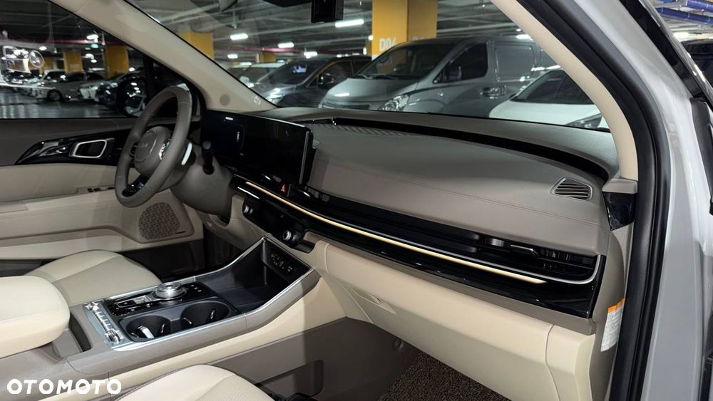 Kia Carnival - 16