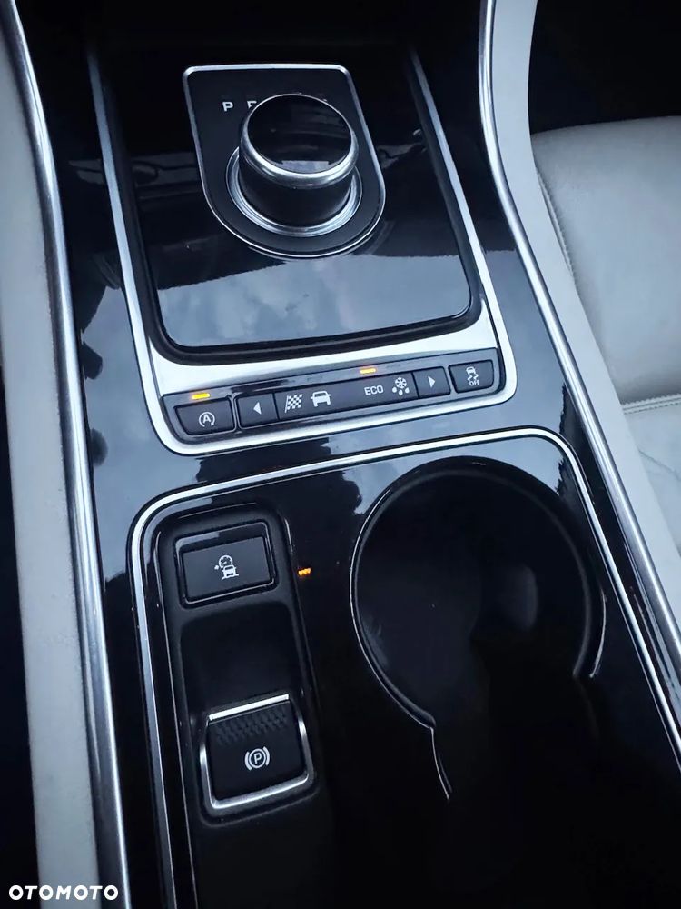 Jaguar XE 2.0 D Prestige - 16