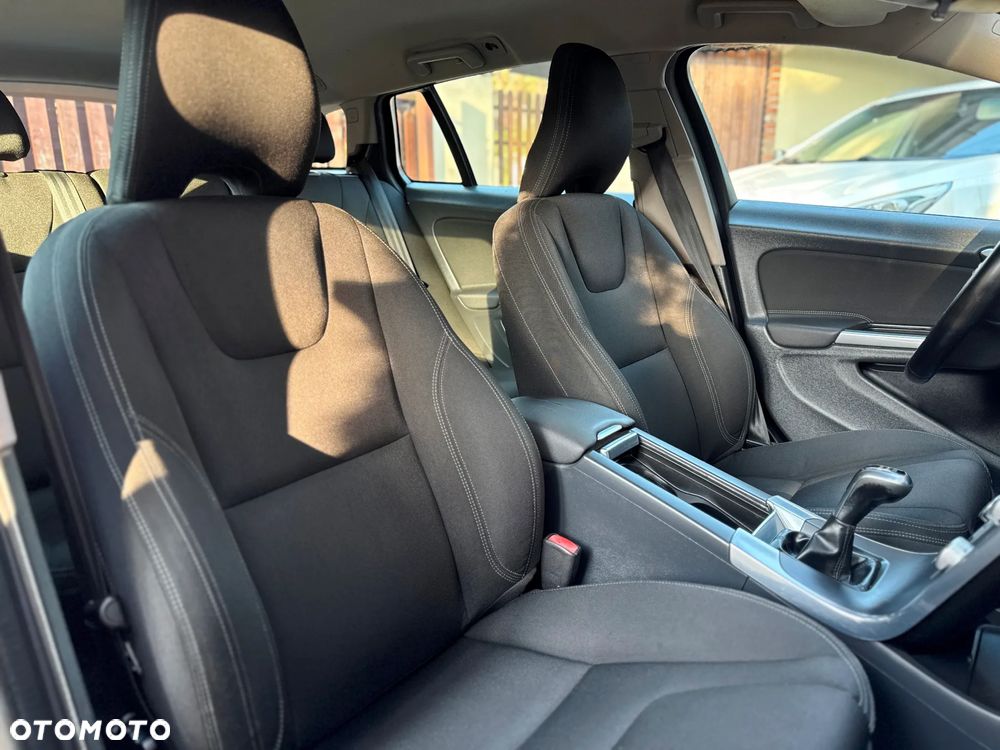 Volvo V60 D4 Momentum - 28