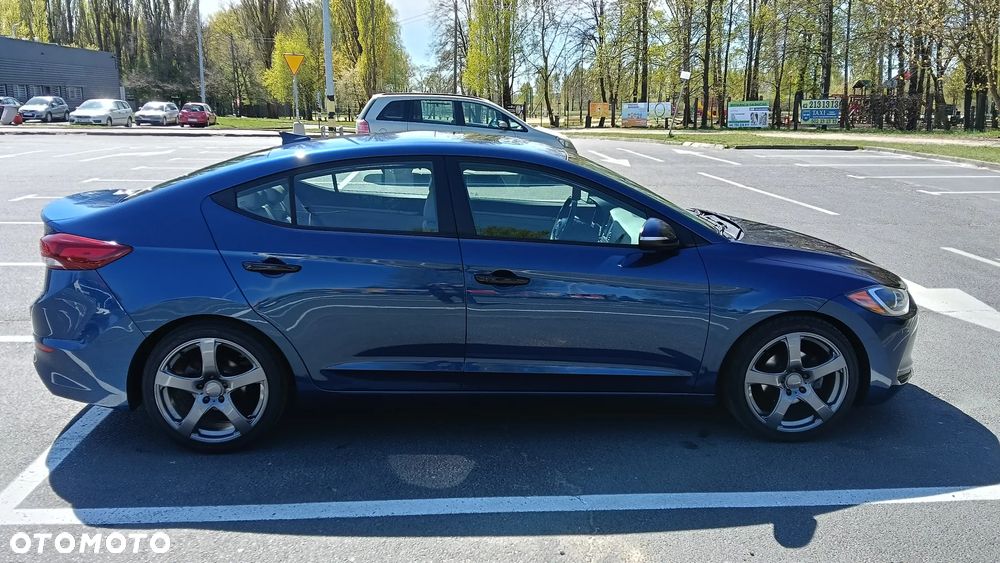 Hyundai Elantra - 4