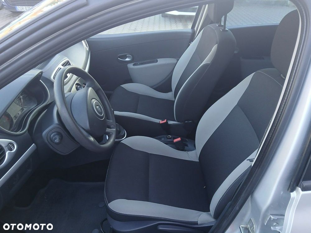 Renault Clio 1.2 16V Life - 11