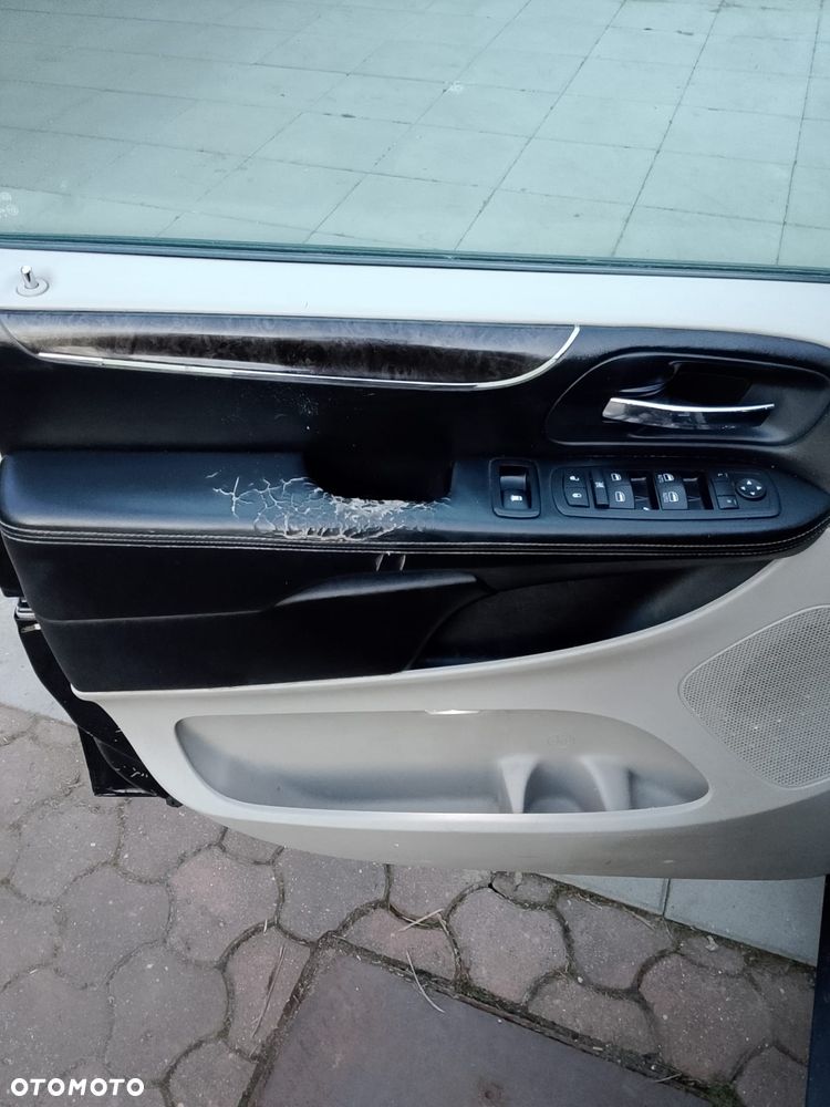 Chrysler Town & Country - 12