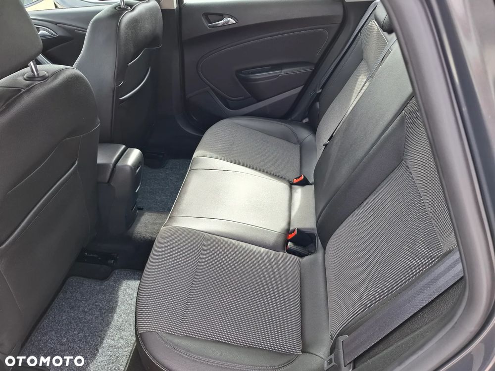 Opel Astra 1.6 T SIDI Cosmo S&S - 11