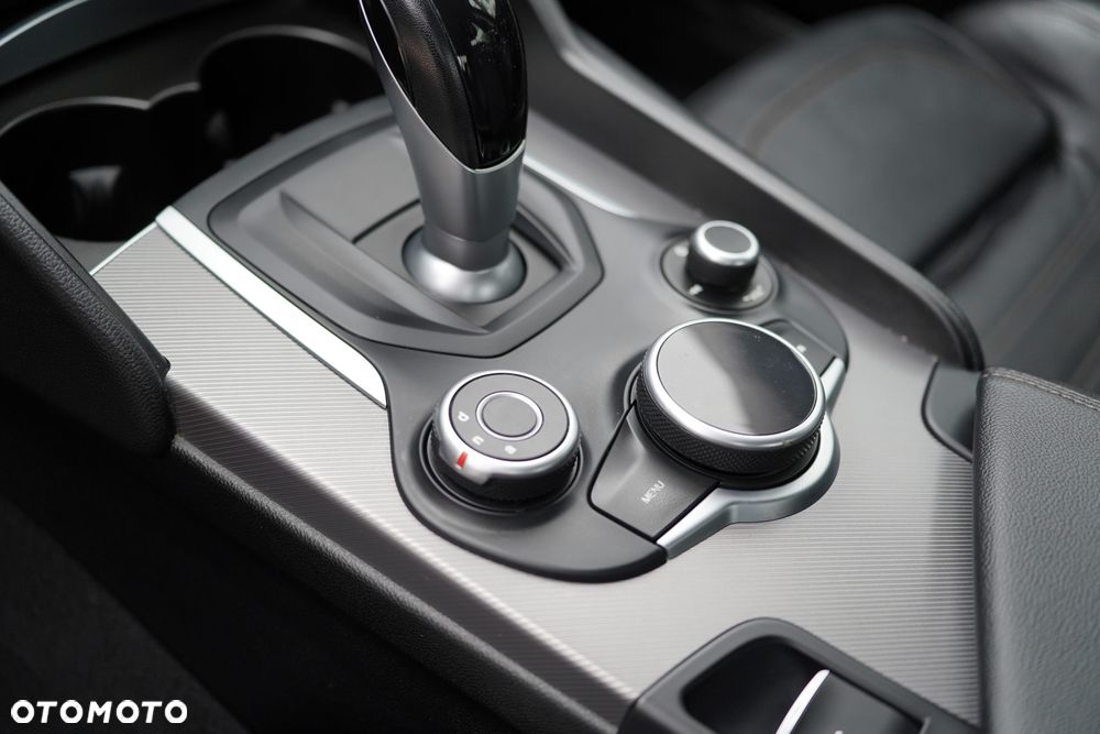 Alfa Romeo Giulia 2.0 Turbo 16V AT8-Q4 Ti - 22