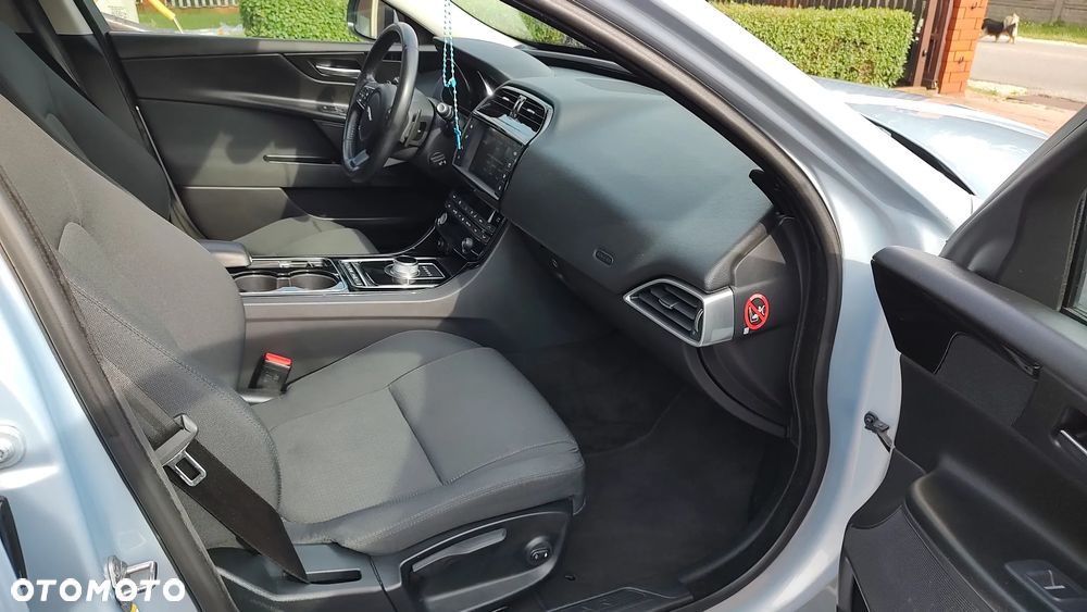 Jaguar XE - 11
