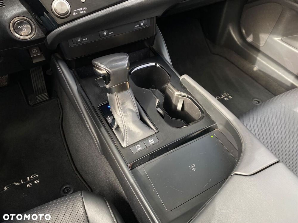 Lexus ES 300h F Sport Design - 22