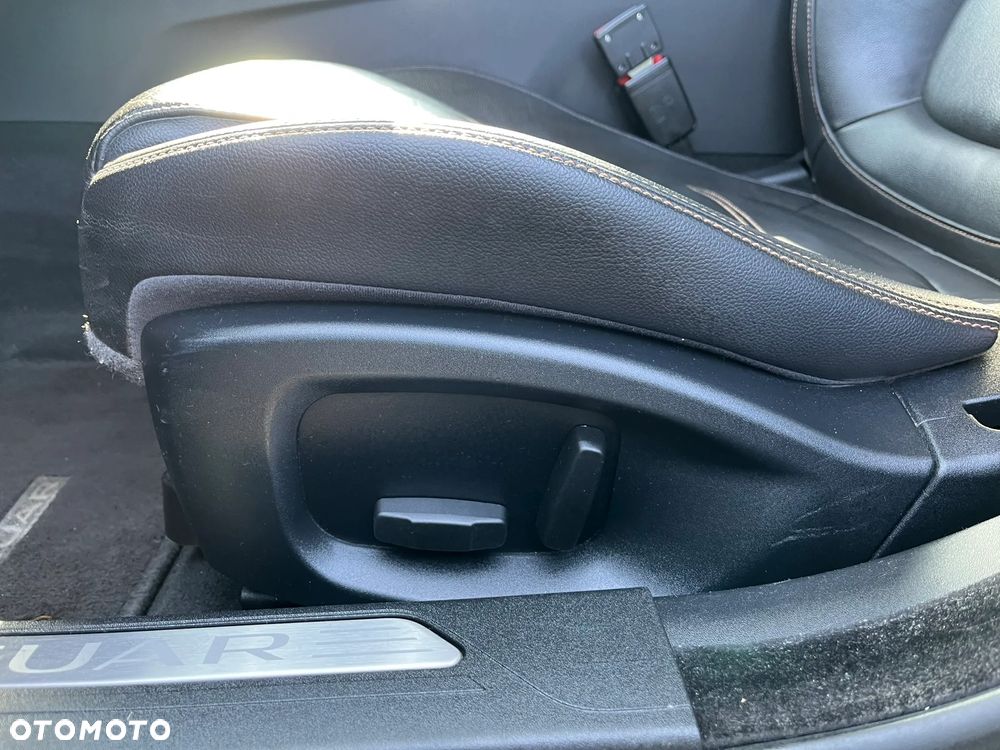 Jaguar XE 2.0 T Portfolio - 19