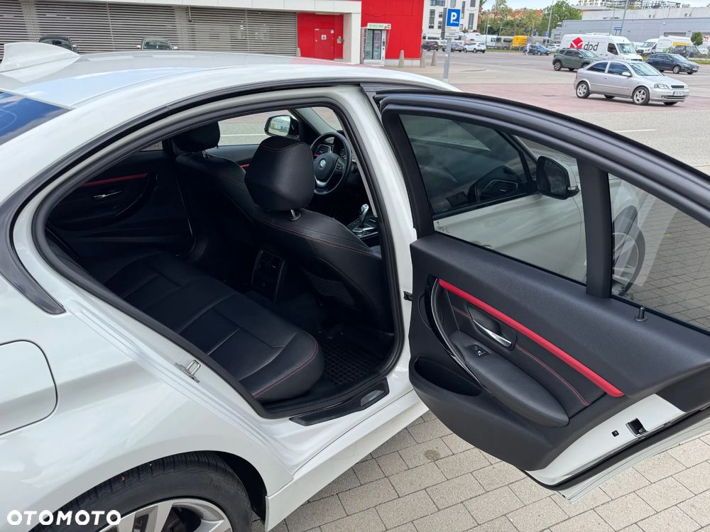 BMW Seria 3 320d Efficient Dynamic Edition Sport Line - 18