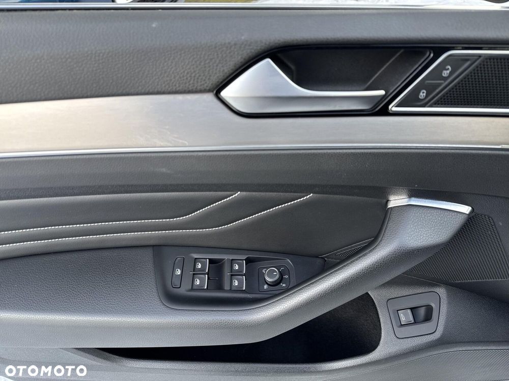 Volkswagen Passat Variant 2.0 TDI SCR Elegance DSG - 19