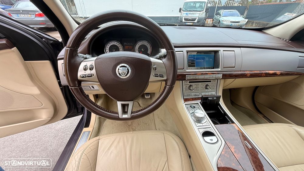 Jaguar XF 2.7 D V6 Premium Luxury - 13