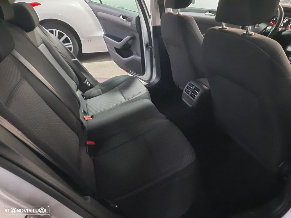 VW Passat 1.6 TDI BlueMotion - 33