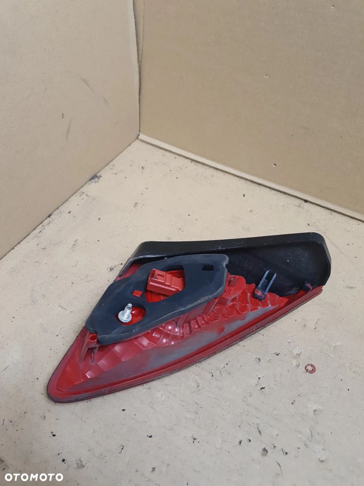 . LAMPA TYL TYLNA PRAWA W KLAPE PEUGEOT 3008 - 5