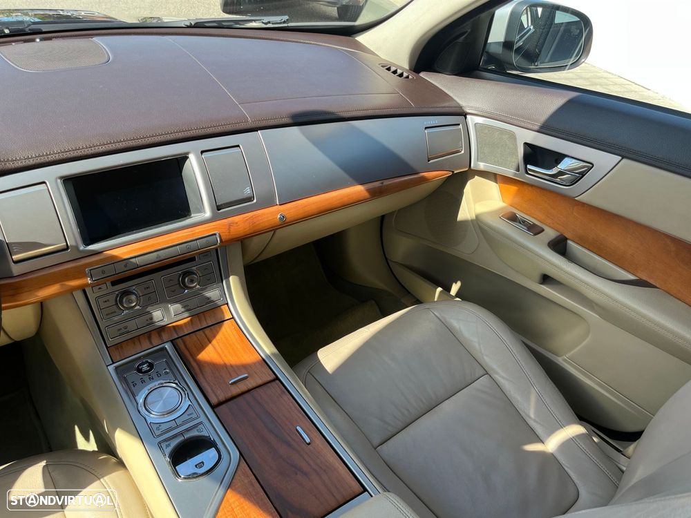 Jaguar XF 3.0 D V6 Premium Luxury - 19
