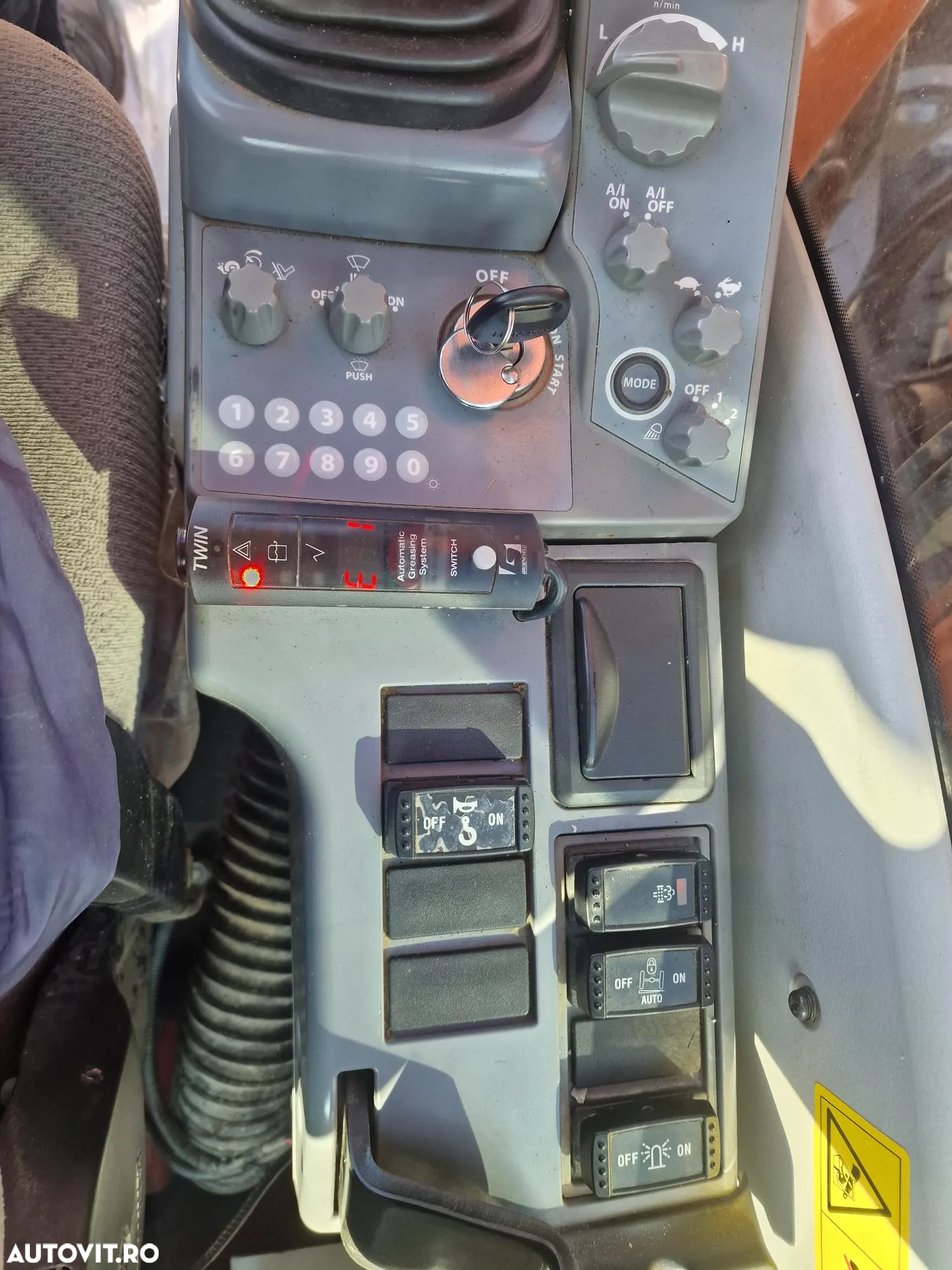 Hitachi EXCAVATOR PE ROTI, 3 brate excavare, LAMA+CALE, cupa NOUA 1,2m latime, Masa operationala 17,2t, Inst picon, A doua inst hidr, 2018, 2.993h, hidraulica HITACHI, anv noi, posibilitate leaisng 3 ani, PROMOTIE 99.900 EUR+Tva - 10
