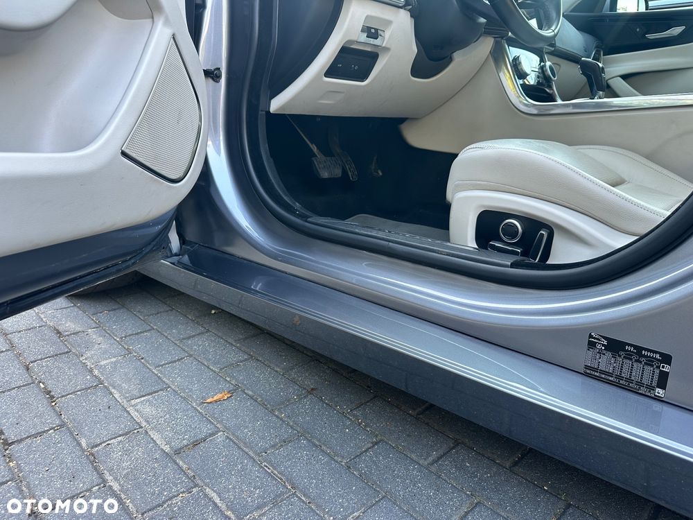 Jaguar XE 2.0 D180 R-Dynamic S - 9