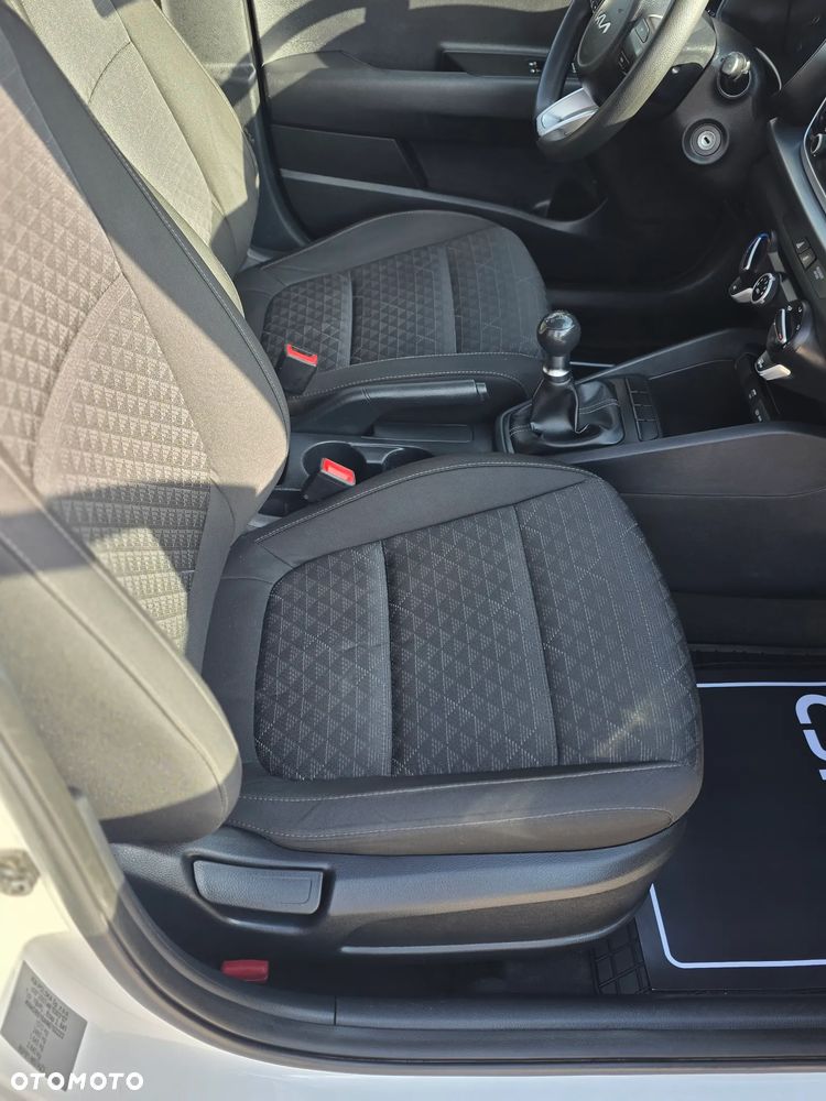 Kia Rio 1.2 L - 24