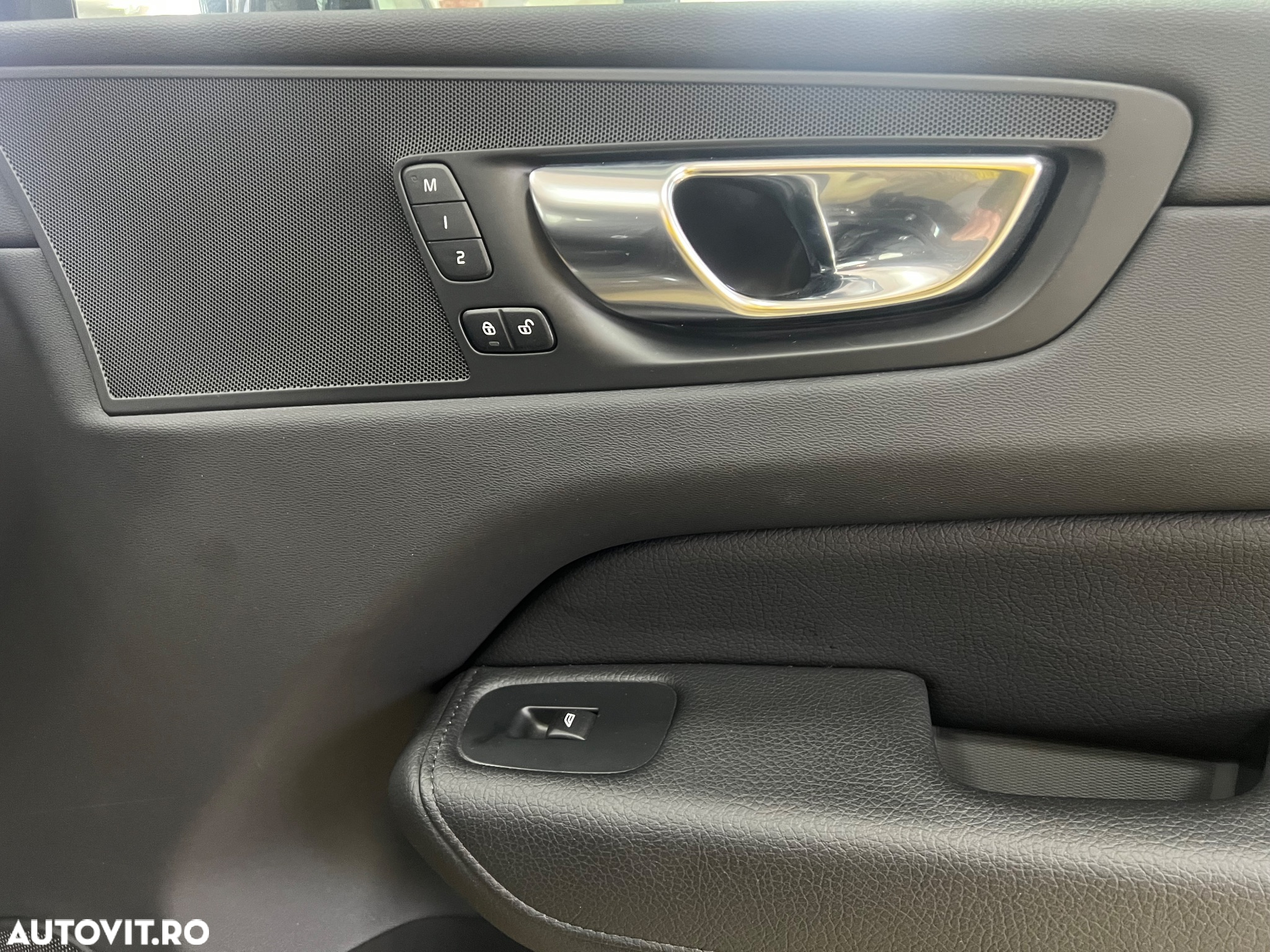 Volvo XC 60 B4 MHEV AT8 AWD Momentum Pro - 15