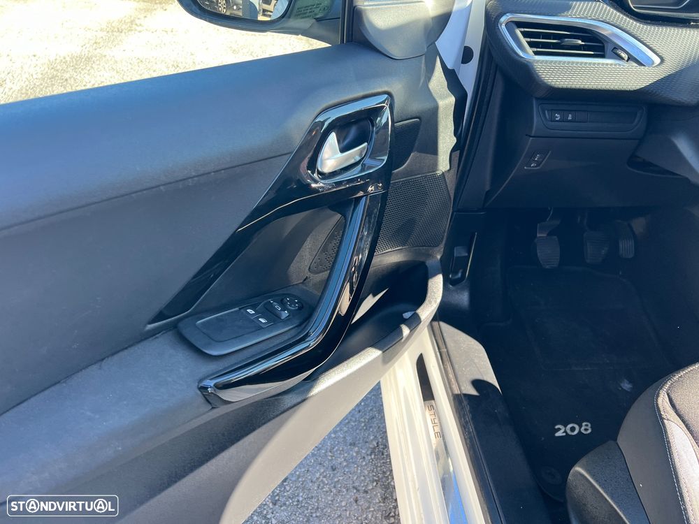 Peugeot 208 1.2 PureTech Style - 15