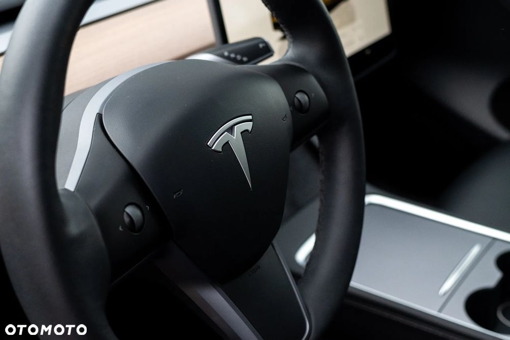 Tesla Model Y - 11