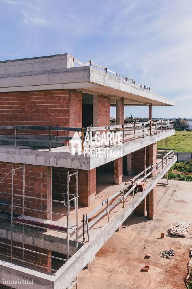 Elegante T2 no Rés-do-Chão com Jardim Privado e Arrecadação Espaçosa - Grande imagem: 3/50