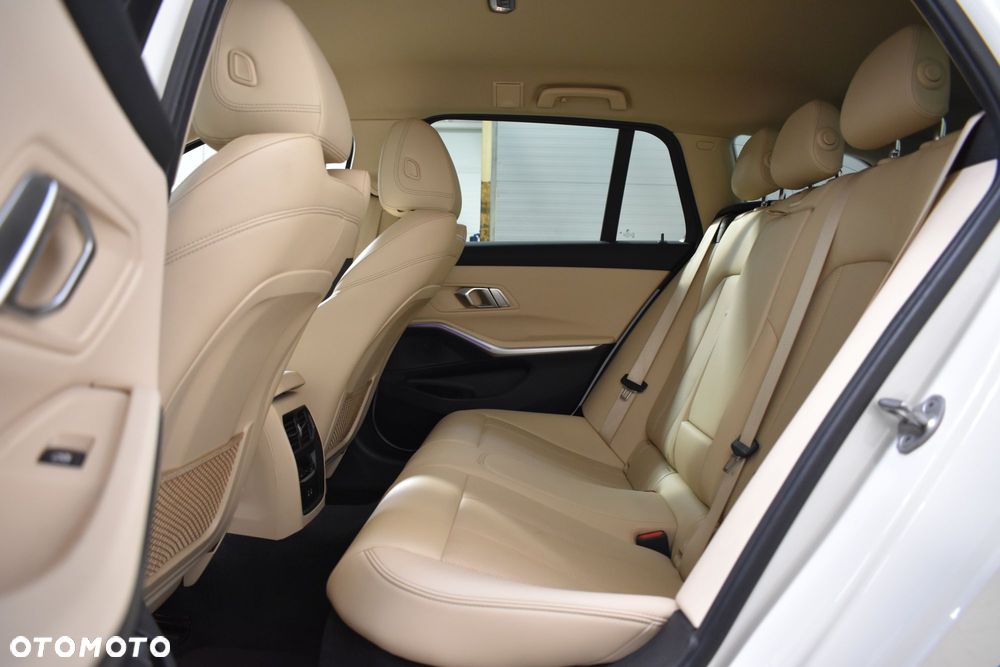 BMW Seria 3 320e Luxury Line - 28