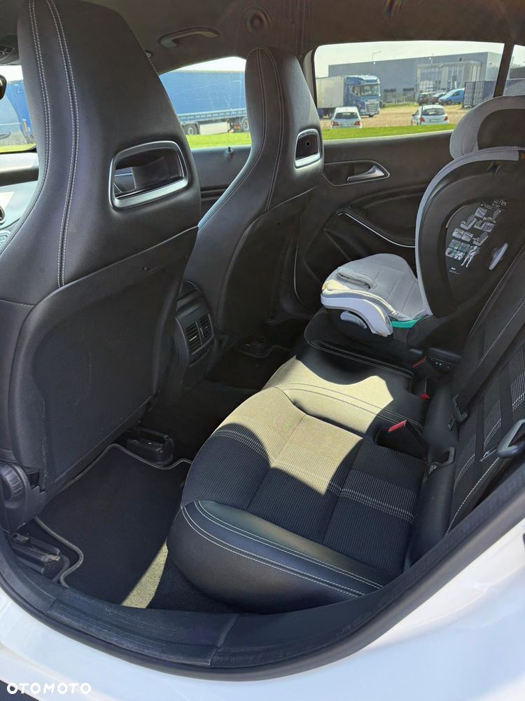 Mercedes-Benz GLA 200 7G-DCT - 14