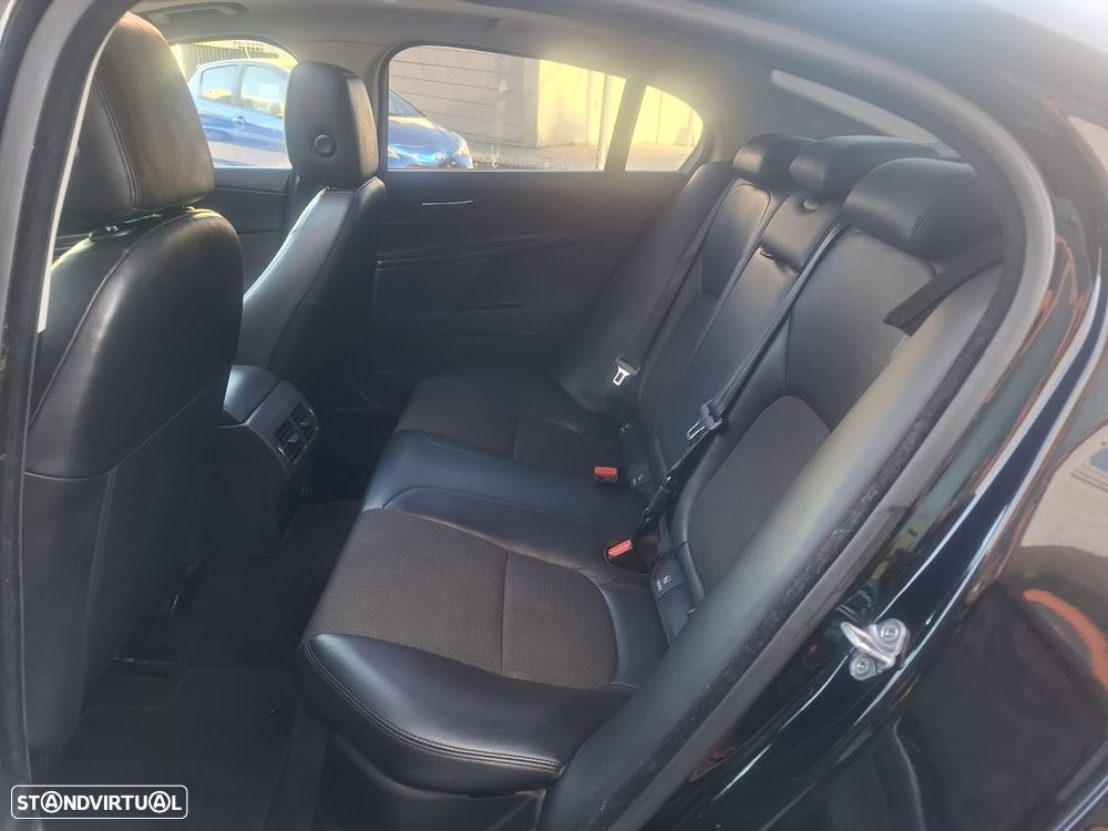 Jaguar XE 2.0 D Prestige Aut. - 31