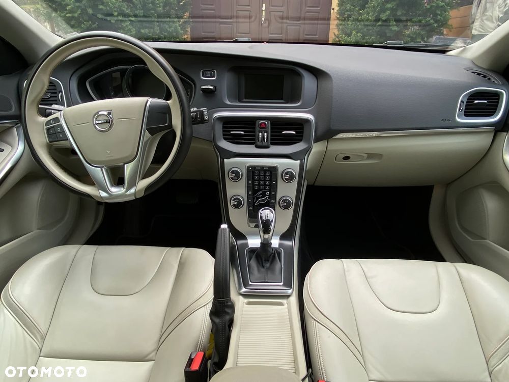 Volvo V40 Cross Country T3 Drive-E Ocean Race - 9