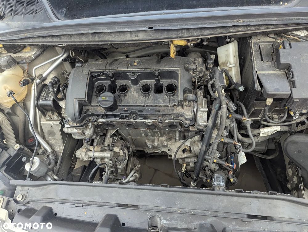 Peugeot 308 2011 1.2 benzyna - Oferuję Peugeot 308 z 2011 roku z silnikiem 1.2 benzyna. Pojazd przeznaczony wyłącznie na części.  Samochód nie jest oferowany jako pojazd do jazdy ani do rejestracji. Sprzedaż dotyczy poszczególnych części i podzespołów.  Silnik uszkodzony. Auto kompletne – wiele elementów w dobrym stanie.  Dane podstawowe pojazdu Marka: Peugeot Model: 308 Rok produkcji: 2011 Silnik: 1.2 benzyna Skrzynia biegów: manualna Nadwozie: hatchback Kolor: czarny Dostępne części (przykładowo): elementy karoserii (drzwi, maska, zderzak) reflektory i lampy skrzynia biegów zawieszenie wnętrze moduły i elektronika układ hamulcowy inne części – zapytaj o dostępność Informacje dodatkowe Sprzedaż części pojedynczych Silnik uszkodzony Cena zależna od wybranej części Możliwa wysyłka lub odbiór osobisty Kontakt przez wiadomość lub telefonauto na części - 13