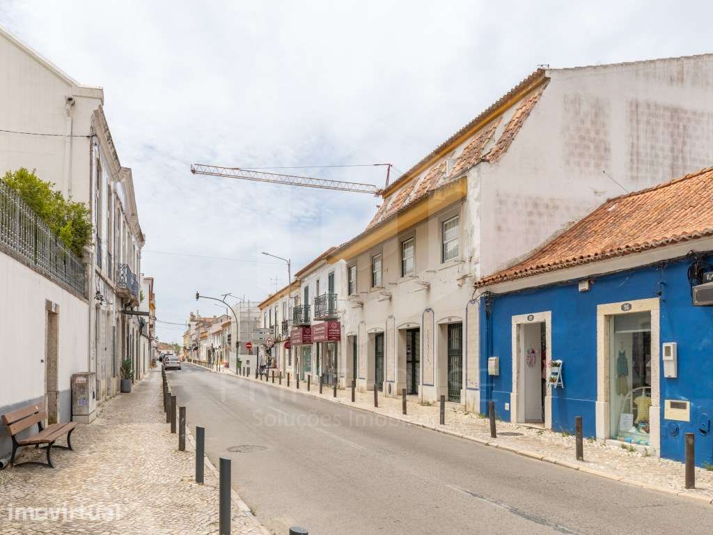 Prédio emblemático no Centro de Azeitão - Grande imagem: 5/58